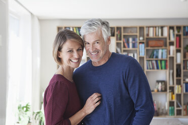 Portrait of happy couple at home - RBF003777