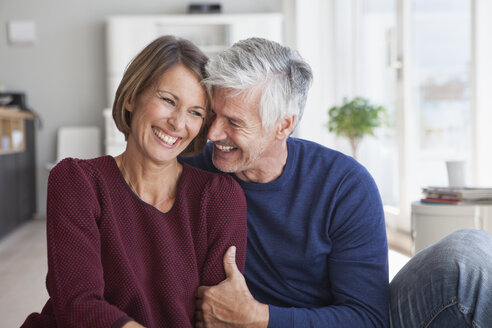 Laughing couple at home - RBF003779