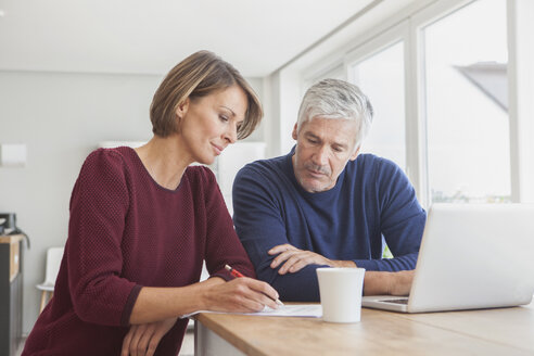 Couple using laptop at home - RBF003785