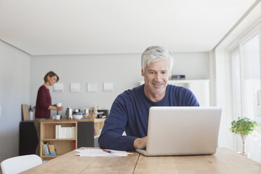 Älterer Mann benutzt Laptop zu Hause - RBF003789