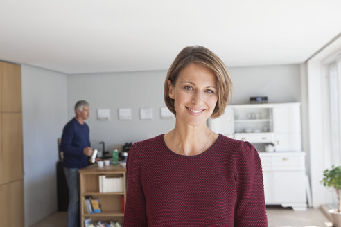 Porträt einer lächelnden Frau zu Hause - RBF003792