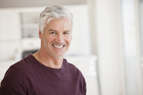 Porträt eines lächelnden reifen Mannes mit grauem Haar und Bartstoppeln - RBF003820
