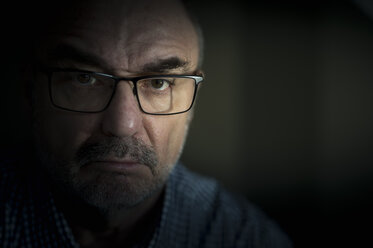 Portrait of serious senior man wearing glasses - FRF000373