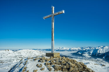 Österreich, Allgäuer Alpen, Gipfelkreuz auf Hahnenkoepfle vor blauem Himmel - WGF000804