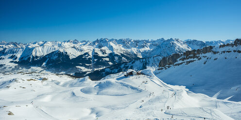 Österreich, Vorarlberg, Kleinwalsertal, Gottesackerplateau, Hahnenköpfle mit Ifenbergbahn, im Hintergrund Allgäuer Alpen - WGF000806