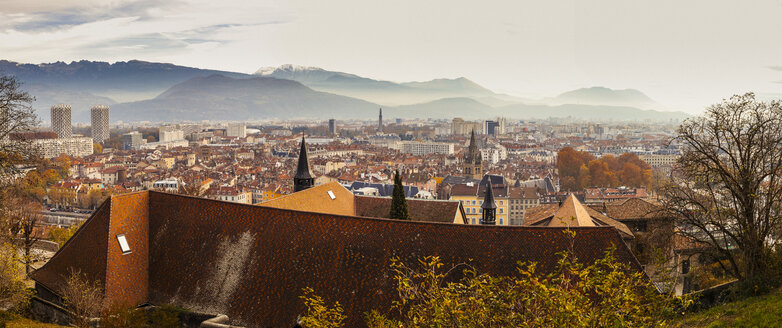 Frankreich, Grenoble an einem nebligen Herbstmorgen - GIOF000601