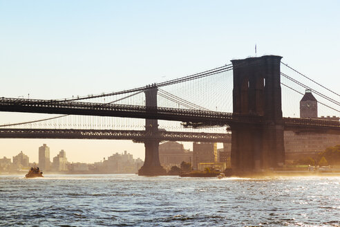 USA, New York, New York City, Brooklyn-Brücke und Manhattan-Brücke - GIOF000602