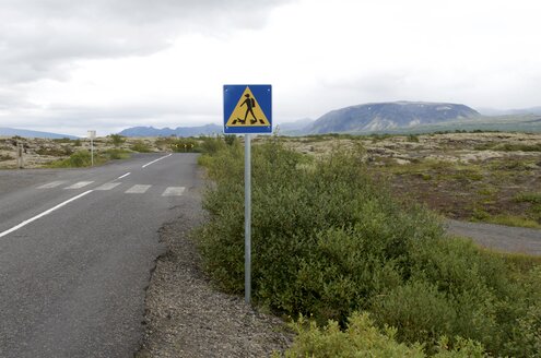 Iceland, Thingvellir National Park, road sign with diver - JEDF000271