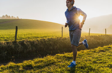 Junger Mann beim Joggen am Morgen - UUF006227