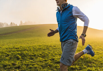 Junger Mann beim Joggen am Morgen - UUF006228