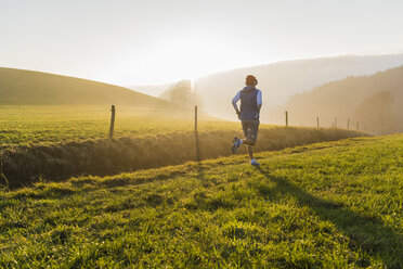 Junger Mann beim Joggen am Morgen - UUF006229