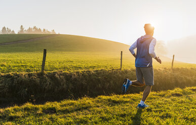 Junger Mann beim Joggen am Morgen - UUF006230