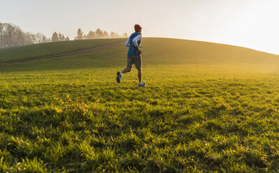 Young man jogging in the morning - UUF006232