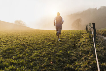 Junger Mann beim Joggen am Morgen - UUF006233