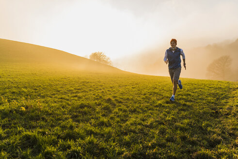 Junger Mann beim Joggen am Morgen - UUF006234