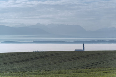 Österreich, Ostermiething, Kirche im Nebel, Berge im Hintergrund - OPF000101