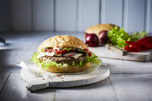 Hamburger mit Rinderhackfleisch auf Schneidebrett - KSWF001722