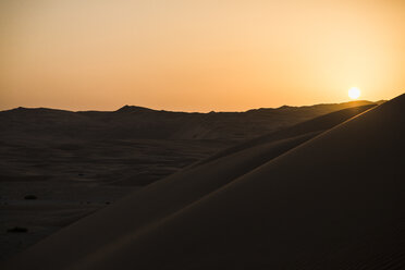 Vereinigte Arabische Emirate, Wüste bei Sonnenuntergang - MAUF000198