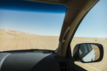 United Arab Emirates, Jeep in desert, wing mirror - MAUF000201