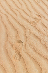 Schuhabdruck auf Sand in der Wüste - MAUF000204