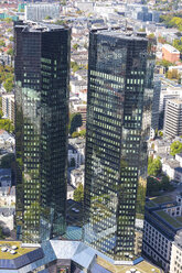 Deutschland, Frankfurt, Blick auf die Zwillingstürme der Deutschen Bank von oben - MABF000357