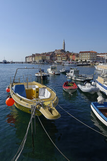 Kroatien, Istrien, Rovinj, Liegende Boote im Hafen - LBF001331