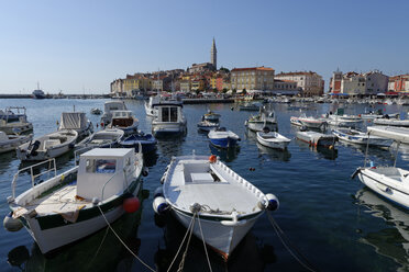 Kroatien, Istrien, Rovinj, Liegende Boote im Hafen - LBF001332