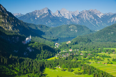 Deutschland, Bayern, Ostallgäu, Hohenschwangau und Schloss Neuschwanstein - WG000807