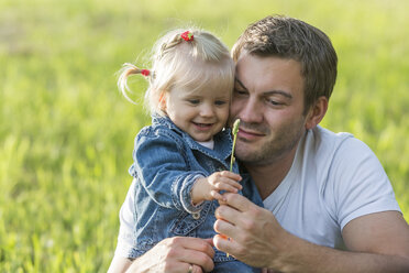 Vater mit kleiner Tochter auf einer Wiese - PAF001514