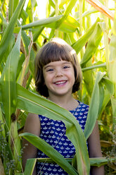 Porträt eines lächelnden kleinen Mädchens in einem Kornfeld - LVF004335