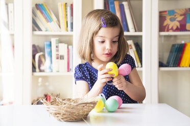 Kleines Mädchen spielt mit Ostereiern - LVF004337