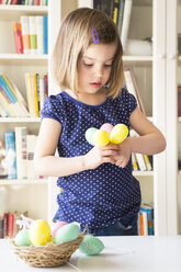 Little girl with Easter eggs - LVF004340