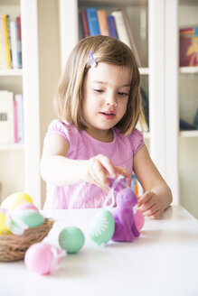 Kleines Mädchen spielt mit Ostereiern und Osterhasen - LVF004341