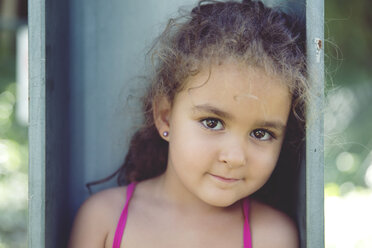 Porträt eines kleinen Mädchens mit braunen Augen - ERLF000096