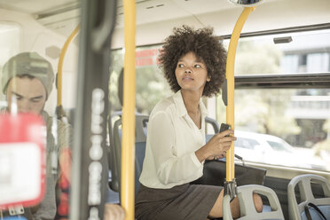 Junge schwarze Frau im Stadtbus - ZEF007756