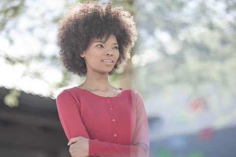 Porträt einer jungen schwarzen Frau, die lächelt, lizenzfreies Stockfoto