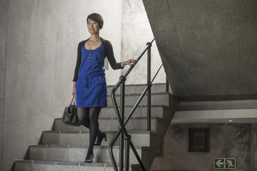 Porträt einer chinesischen Frau auf einer Treppe stehend - ZEF007797