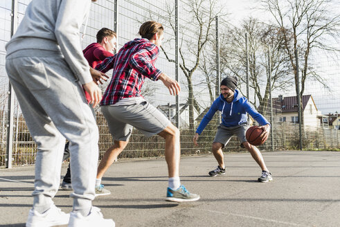 Junge Männer spielen Basketball - UUF006272