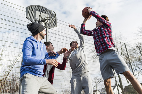 Junge Männer spielen Basketball, lizenzfreies Stockfoto