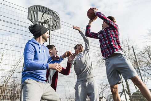 Junge Männer spielen Basketball - UUF006273
