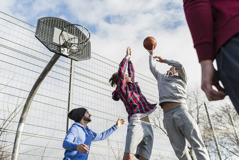 Junge Männer spielen Basketball - UUF006275