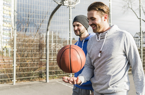 Zwei junge Basketballspieler, lizenzfreies Stockfoto