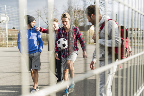 Vier junge Fußballspieler, lizenzfreies Stockfoto