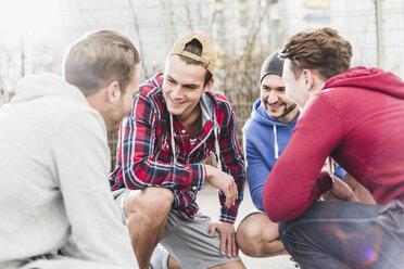 Junge Basketballspieler lächeln - UUF006287