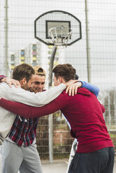 Junge Basketballspieler stehen zusammen - UUF006289