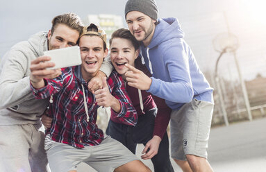 Junge Basketballspieler mit Smartphone, Selfie - UUF006294