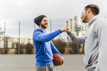 Two basketball players greeting - UUF006304