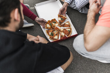 Young men eating pizza - UUF006305