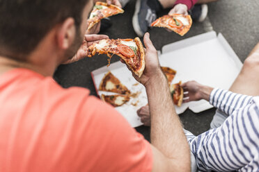 Junge Männer essen Pizza - UUF006307