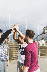 Junge Basketballspieler - UUF006317